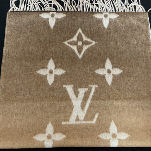 LV 100% cashmere scarf - Picture 7 of 11